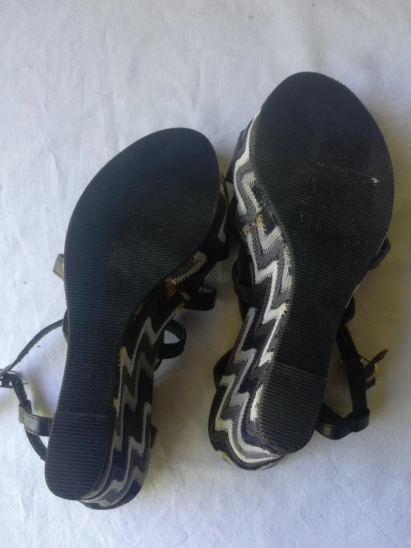 Sandalias negras de tacón compensado bicolor negro/gris talla 38-nuevas (defecto) – photo 8